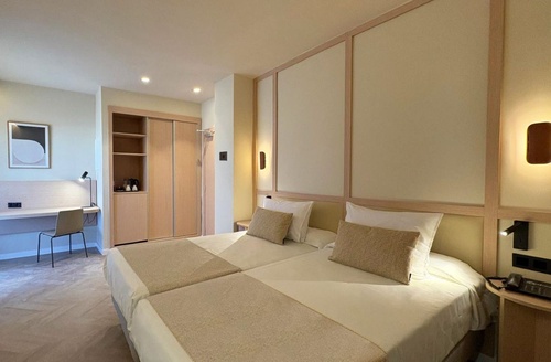 Habitación doble con escritorio y armario en Ohtels Campo de Gibraltar, La Línea de la Concepción.