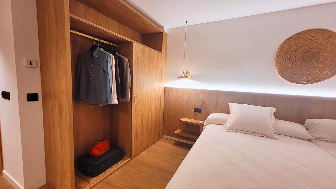 une chambre avec un lit et un placard en bois