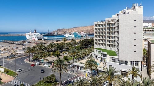 una vista aérea de un edificio y un barco en el puerto