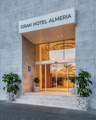 la entrada al gran hotel almeria está iluminada por la noche