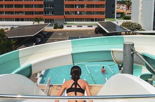 Hotel en Matalascañas: tobogán acuático y piscina, perfecto para vacaciones familiares.