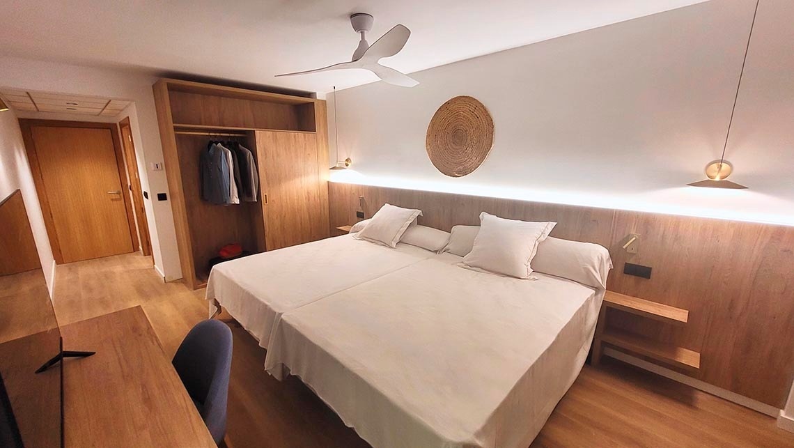 une chambre avec un lit et un ventilateur de plafond