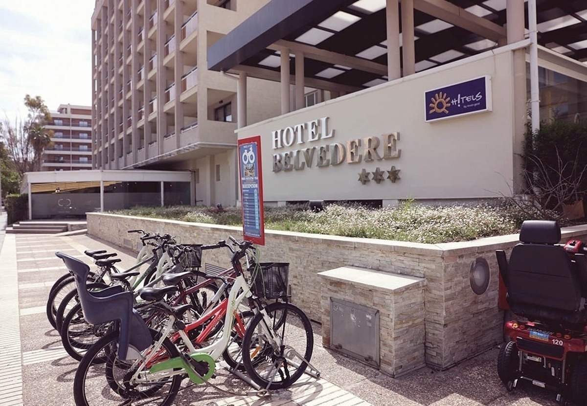 a row of bikes are parked in front of the hotel belvedere