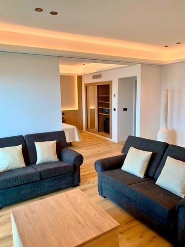 una sala de estar con dos sofás y una mesa de madera