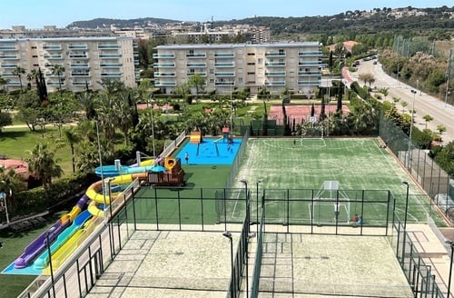 Parc aquatique, terrains de sport et piscines de l'hôtel tout compris à La Pineda.
