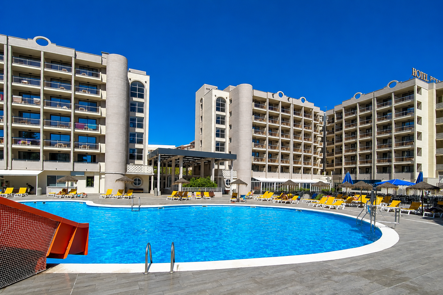 Outdoor swimming pool and loungers at a Hotel near Port Aventura, Salou | Ohtels Belvedere resort.