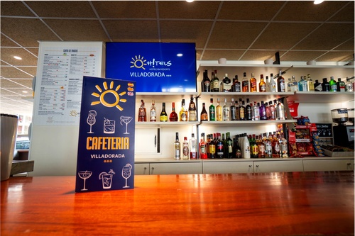 la cafetería de villa dorada está llena de botellas y bebidas