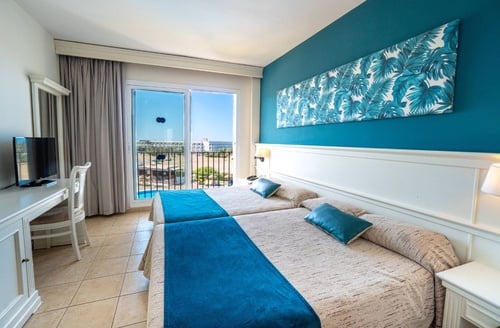 Chambre d'hôtel à Cabo de Gata avec deux lits jumeaux, vue sur piscine. Hôtel Ohtels Cabogata.