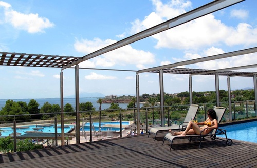 Hotel en el Delta del Ebro con piscina y mujer en tumbona