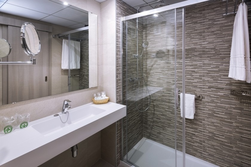 un cuarto de baño con un lavabo y una ducha