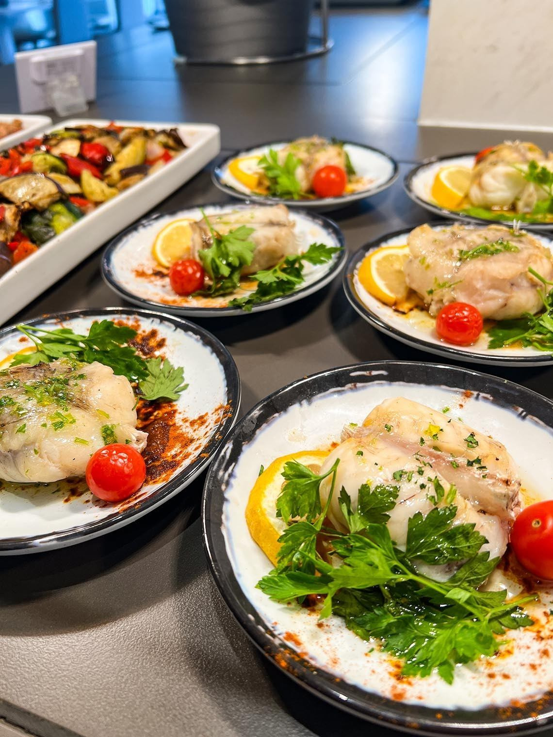 Olympus Palace: Delicious fish dish with lemon and tomato at the hotel.