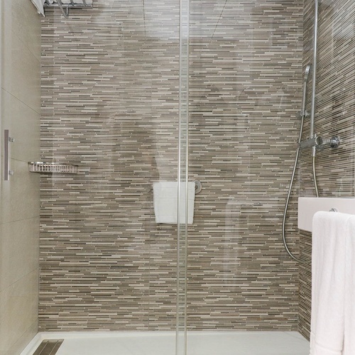 una ducha con una puerta corrediza de vidrio