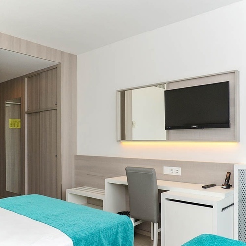 una habitación de hotel con dos camas y una televisión