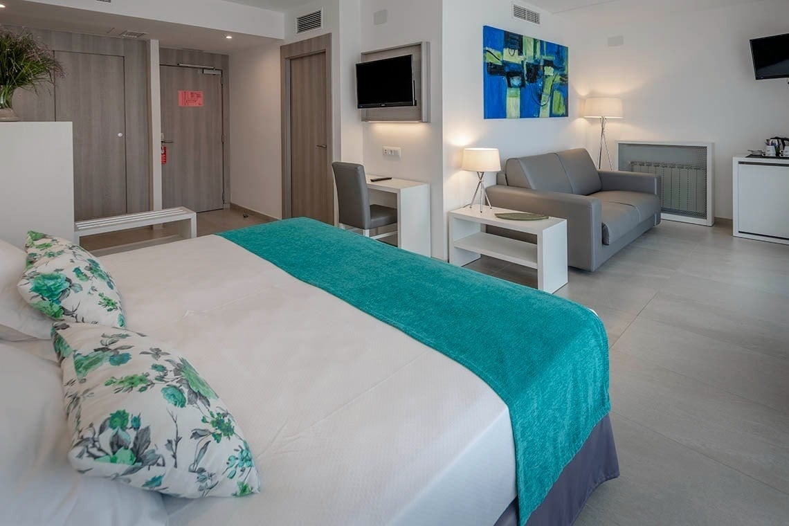 una habitación de hotel con una cama y un sofá