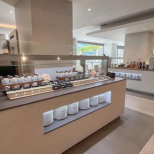 Olympus Palace Dessertbuffet: Gebäck, Kuchen und Cremetassen.
