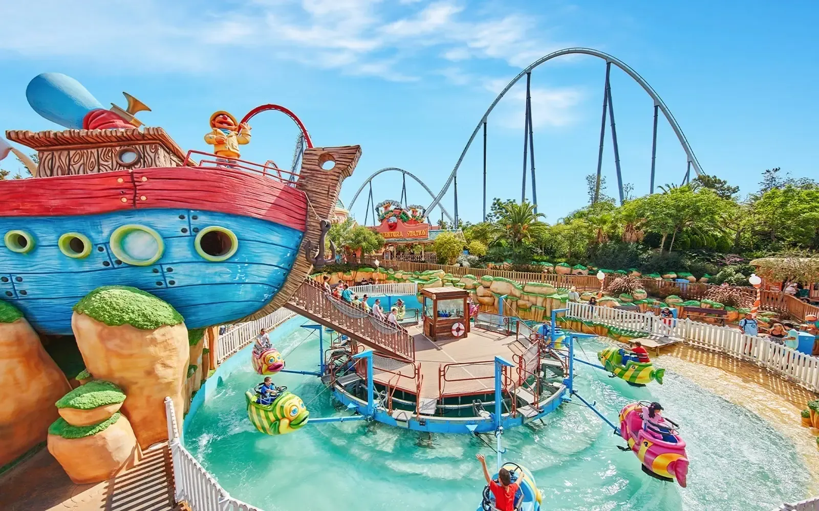 Thematische Wasserfahrt mit Achterbahnkulisse im Olympus Palace, toll für Familien.