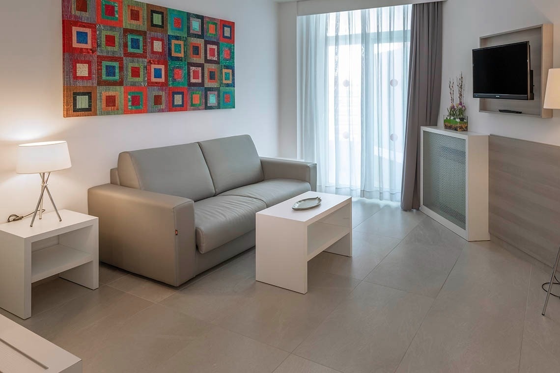 una sala de estar con un sofá y una televisión