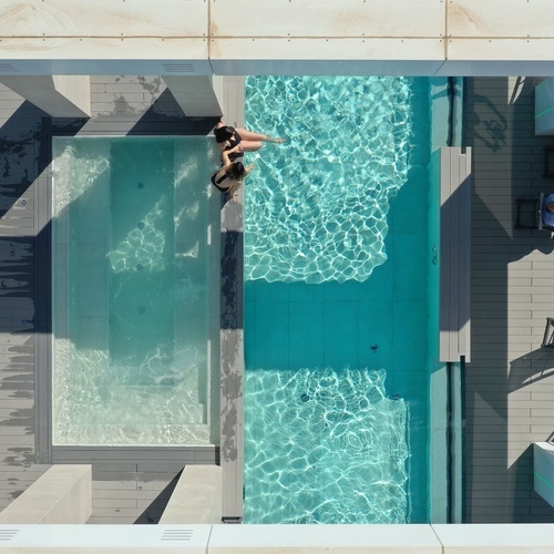 una vista aérea de una mujer nadando en una piscina