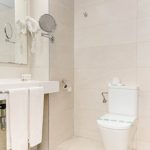 un baño con un inodoro y un espejo