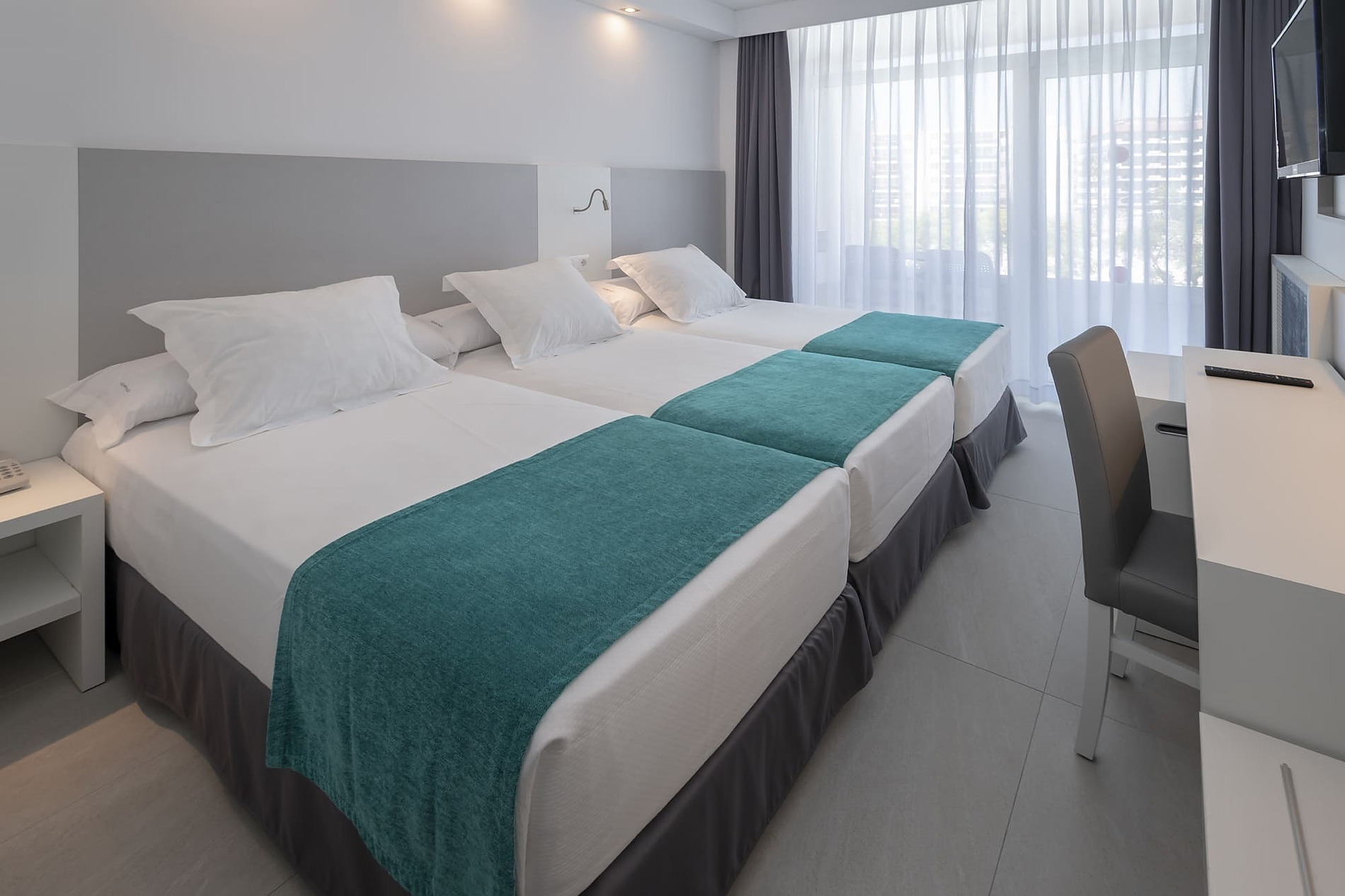 Olympus Palace Zimmer: 3 Betten, türkise Decken, Schreibtisch & Fenster