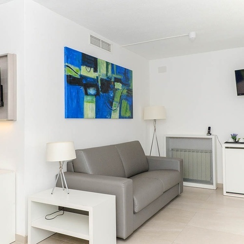 una sala de estar con un sofá y una televisión