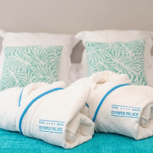 dos toallas blancas con el logotipo del hotel olympus palacio