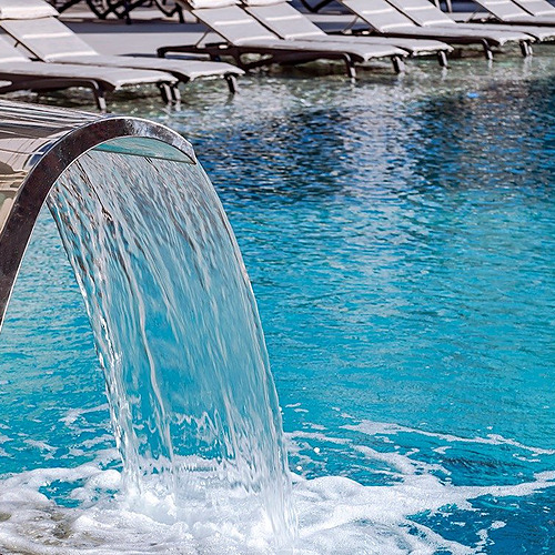 Moderner Wasserfall im Pool, ideal zum Entspannen im Olympus Palace.
