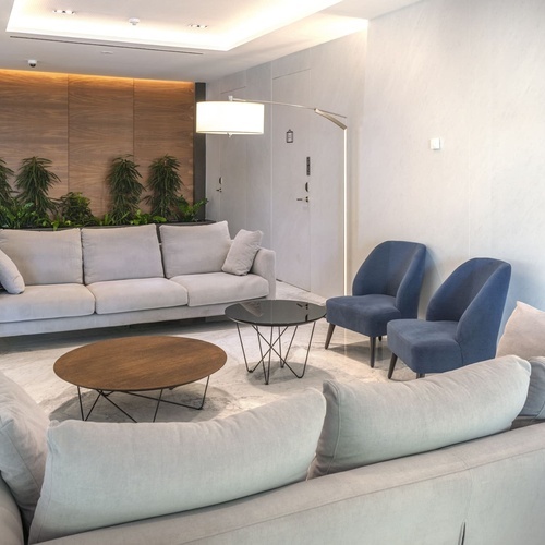 una sala de estar con un sofá y dos sillas