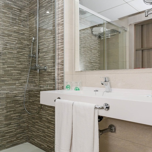 un cuarto de baño con un lavabo y una ducha