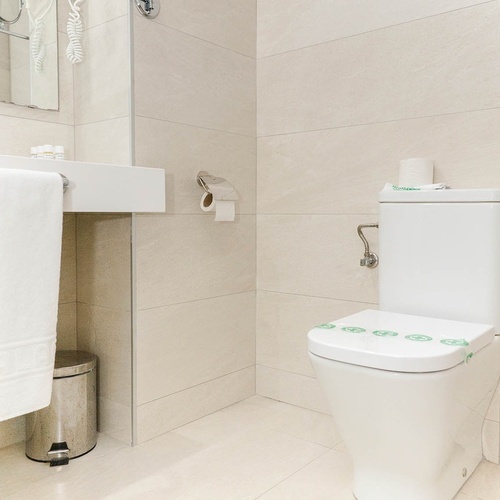 un baño con un inodoro y un espejo