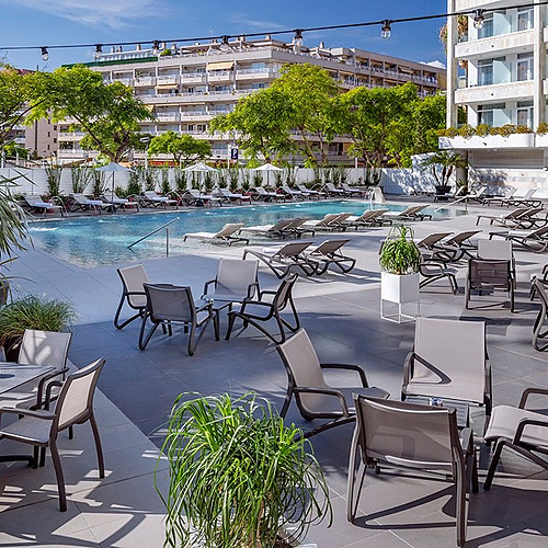 Olympus Palace Poolterrasse mit Liegestühlen und Außenmöbeln.