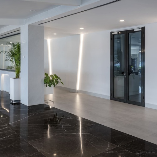 un pasillo con una puerta de vidrio y la palabra 