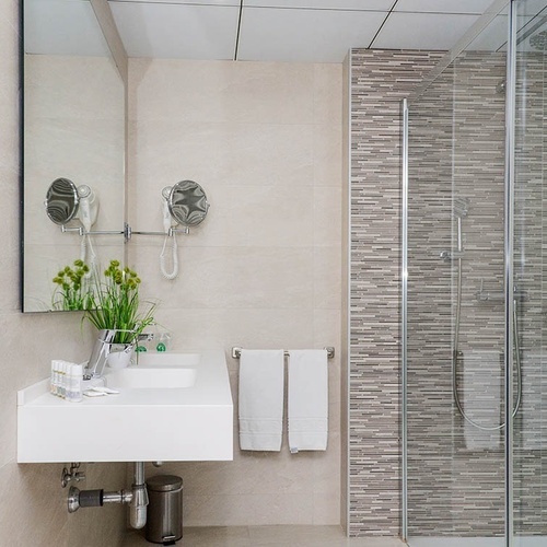 un cuarto de baño con un lavabo y una ducha