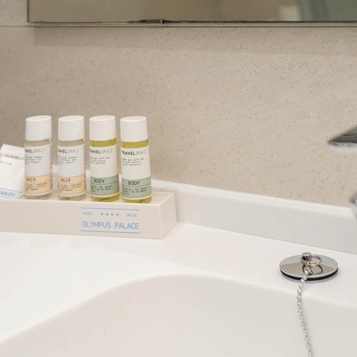 un recipiente de productos de aseo en un baño de olympus palace