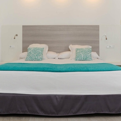 una habitación de hotel con una cama y una puerta