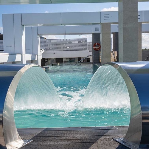 dos cascadas de acero inoxidable sobre una piscina