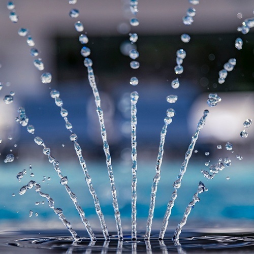 un primer plano de una fuente de agua en una piscina