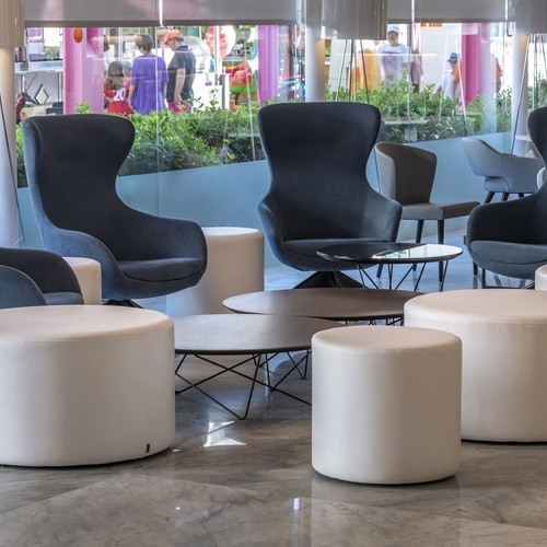 una sala de estar con muchas sillas y mesas