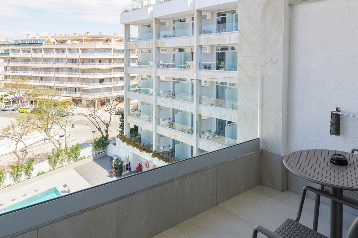 Balkon mit Blick auf den Pool und das Hotel Olympus Palace, ideal zur Entspannung.