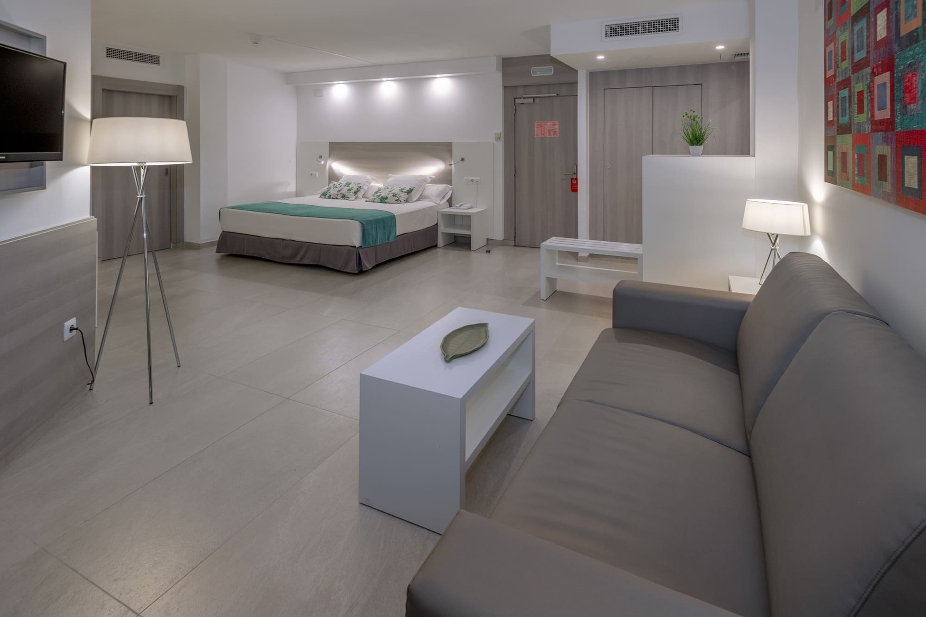 una habitación de hotel con una cama y un sofá