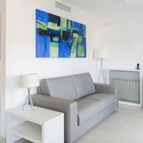 una sala de estar con un sofá y una televisión