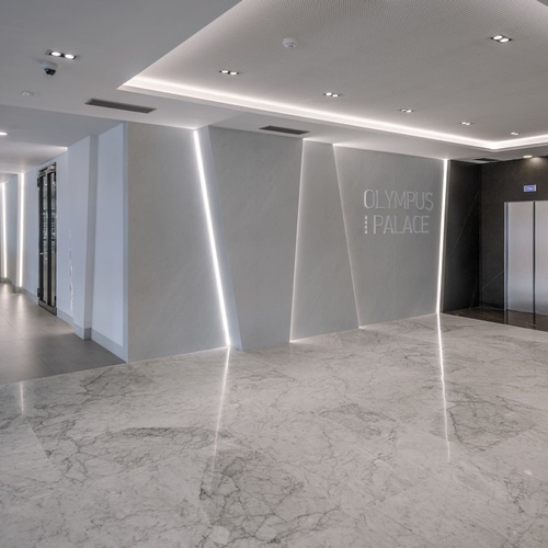 el vestíbulo del palacio olympus está decorado con mármol y acero inoxidable
