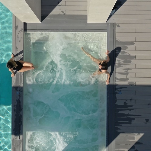 una vista aérea de dos personas en una piscina