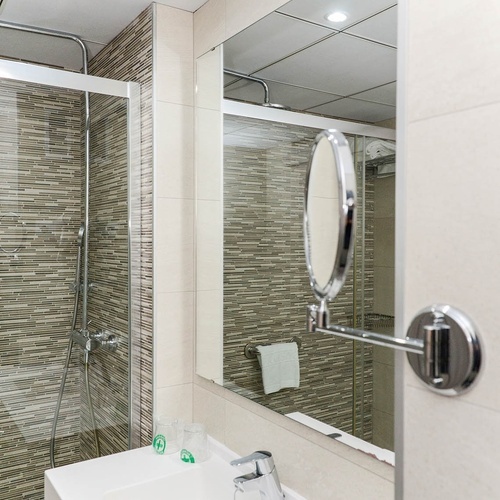 un cuarto de baño con un lavabo y un espejo