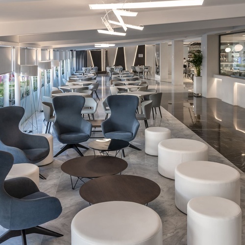 una sala de estar con muchas sillas y mesas