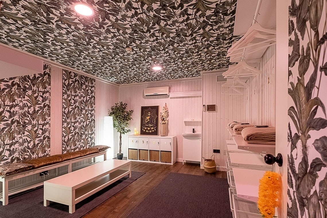 una habitación con una pintura de buda en la pared