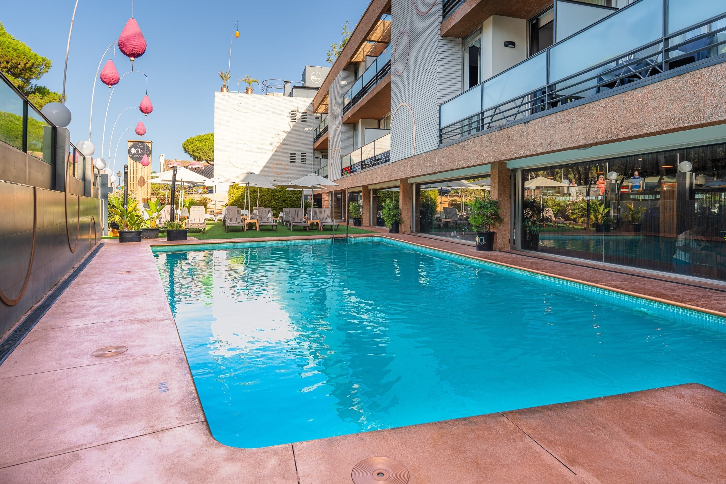 una sala de estar decorada con muebles de madera y plantas