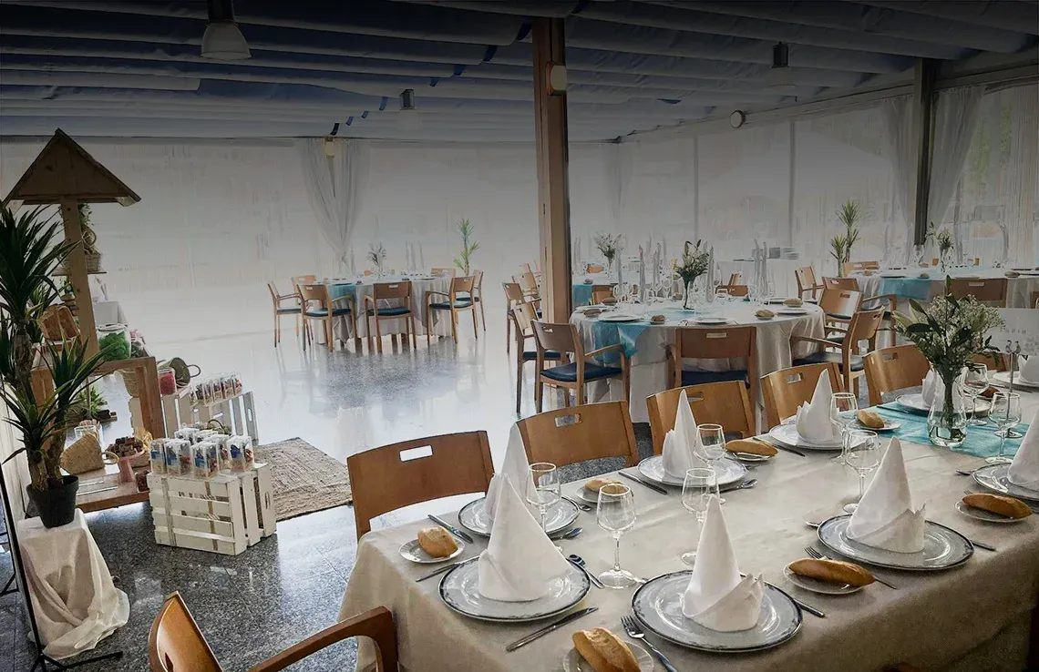 Salón de banquetes en On Hotels: ON Corporativa, mesas listas para eventos.