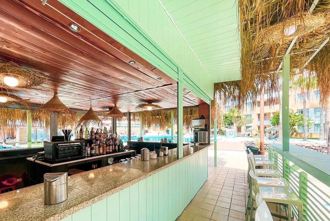 Bar tropical piscina Hotel Neptuno Roquetas de Mar Almeria | ON Hotels