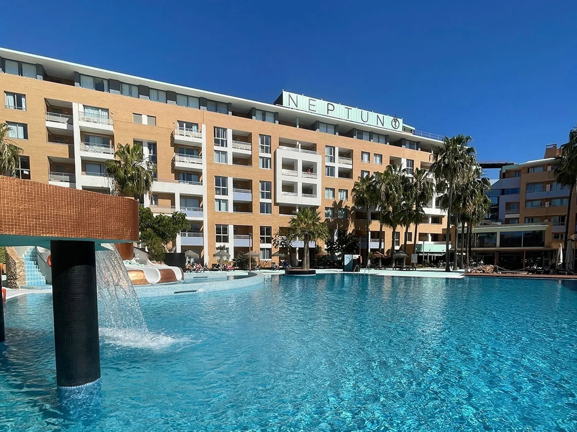 Hotel Neptuno en la costa, piscina grande y palmeras. Ideal para negocios On Hotels: ON Corporativa.